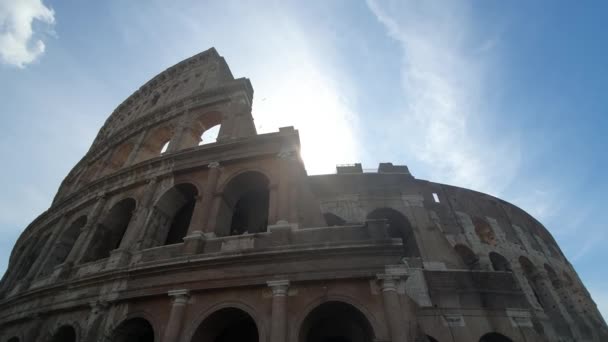 Um raio de sol passa pelos arcos do Coliseu em Roma, Itália . — Vídeo de Stock