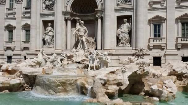 Fonte de Trevi em um dia ensolarado em Roma, Itália. Famoso lugar turístico em Roma . — Vídeo de Stock