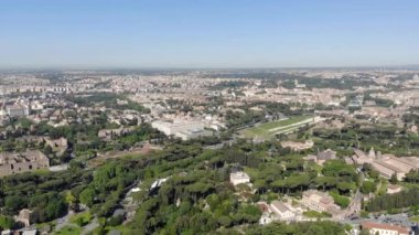 Italya 'da Roma 'nın evlerin ve altyapısının yüksekliğinden görünüm.