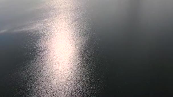 La textura de la superficie del agua deslumbrar el agua — Vídeos de Stock