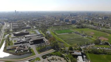 Leeuwarden kasabası üzerinde uçuyor. Drone şehir görünümü