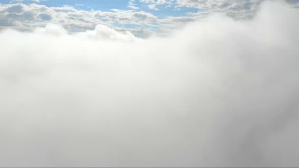 Durch Wolken fliegen. blauer Himmel auf dem Hintergrund eines Wolkenpakets. Wolken fliegen, himmlische Himmel bewegen Videomaterial — Stockvideo