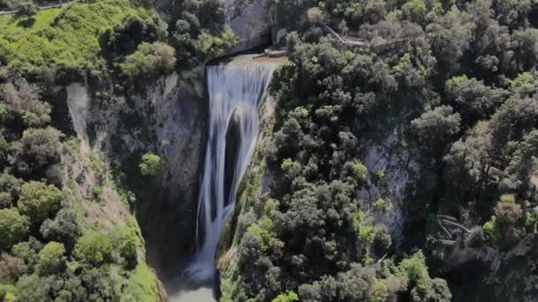 Flyg flygning över vattenfallet som ligger i Tivoli Italien. Vattenfall i nationalparken i soligt väder — Stockvideo