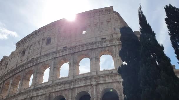 Луч солнца проходит через арки Колизея в Риме, Италия . — стоковое видео