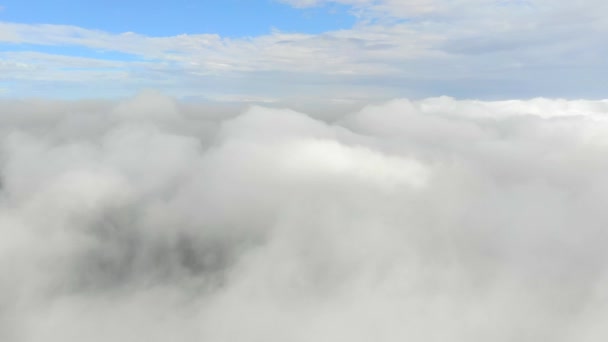 Πετώντας μέσα από τα σύννεφα. Μπλε ουρανός στο φόντο ενός μάτσο σύννεφα. Σύννεφα πετούν, κινούνται το ουράνιο φιλμ βίντεο του ουρανού — Αρχείο Βίντεο
