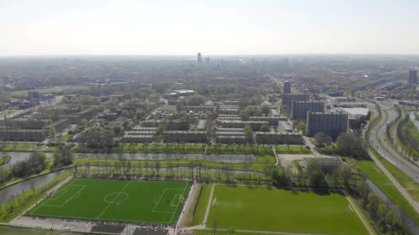 Vliegen over de stad Leeuwarden. Uitzicht op de stad van Drone — Stockvideo