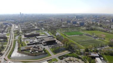 Leeuwarden kasabası üzerinde uçuyor. Drone şehir görünümü