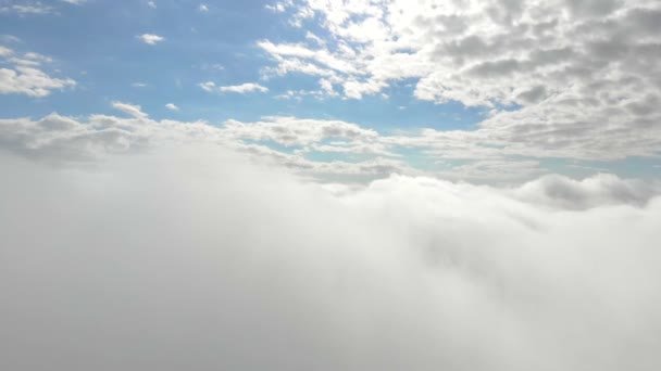 Volando tra le nuvole. Cielo blu sullo sfondo di un mucchio di nuvole. Nuvole che volano, cielo celeste in movimento video — Video Stock