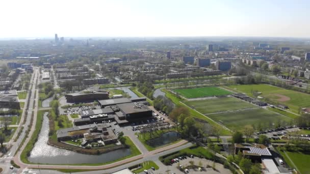 Vliegen over de stad Leeuwarden. Uitzicht op de stad van Drone — Stockvideo