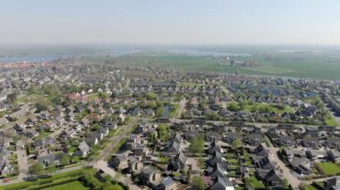 Hollanda'nın Grou kasabası üzerinde uçan, Grou kentinde drone görünümü