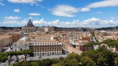 Roma. İtalya. 21 Mayıs 2019 Vatikan'ın önündeki alan. Roma'nın en popüler turistik yer. Büyük sütunlar ve Güneşli hava. Mavi mavi gökyüzü.