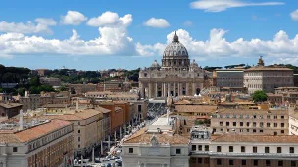 ROMA. ITÁLIA. 21 de maio de 2019 A área em frente ao Vaticano. O destino turístico mais popular de Roma. Grandes colunas e tempo ensolarado. Céu azul azul . — Vídeo de Stock