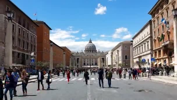 ROMA. ITÁLIA. 21 de maio de 2019 A área em frente ao Vaticano. O destino turístico mais popular de Roma. Grandes colunas e tempo ensolarado. Céu azul azul . — Vídeo de Stock