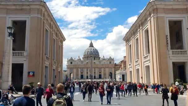 ROMA. ITÁLIA. 21 de maio de 2019 A área em frente ao Vaticano. O destino turístico mais popular de Roma. Grandes colunas e tempo ensolarado. Céu azul azul . — Vídeo de Stock