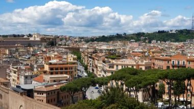 Havadan Roma sokakları ve evleri. turistik yerler ve Roma panoramalar. Roma'da güneşli bir gün