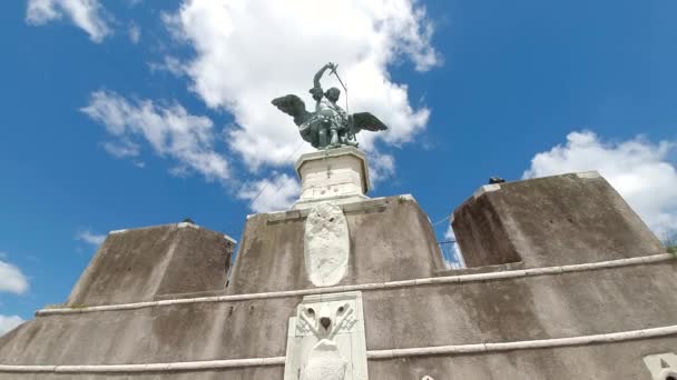 로마. 이탈리아. 2019년 5월 21일. 이탈리아 로마의 카스텔 산탄젤로 꼭대기에 서 있는 청동 천사 — 비디오