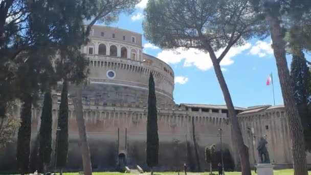 ローマイタリアのサンアンジェロ城の近くの松公園 — ストック動画