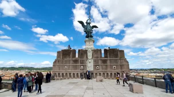 Rzym. Włochy. 21 maja 2019. Brązowy Anioł stoi na szczycie Castel Santangelo w Rzymie, Włochy — Wideo stockowe