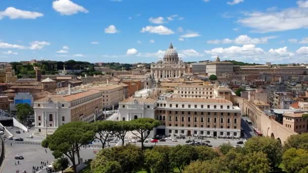 ROME. ITALY. 21 Mei 2019 Wilayah di depan Vatikan. Tujuan wisata paling populer di Roma. Kolom besar dan cuaca cerah. Langit biru biru biru . — Stok Video