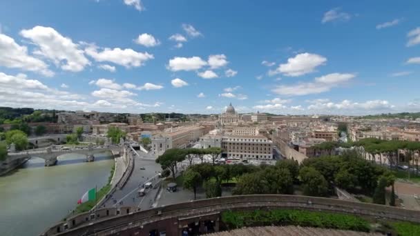 Utcák és házak Róma légi kilátás. turisztikai helyek és panorámaképek Róma. Napsütéses nap Rómában — Stock videók