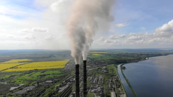 Vista aérea Densa fumaça espessa vem de tubos industriais Contra o céu azul e natureza — Vídeo de Stock