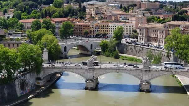 El movimiento de la plataforma del coche a través del río Tíber. Tráfico de coches en Roma Italia — Vídeo de stock