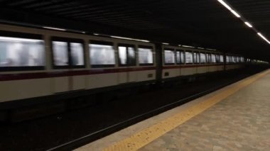 Hızlı Metro modern kent tünelde sürme
