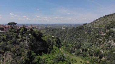 İtalya'nın Tivoli şehrinin üzerinde uçuyor. İnsansız hava aracından şehir manzarası