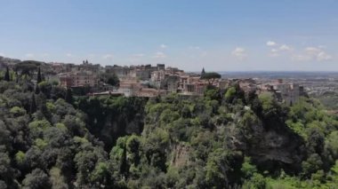 İtalya'nın Tivoli şehrinin üzerinde uçuyor. İnsansız hava aracından şehir manzarası