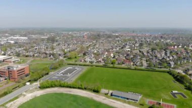 Hollanda'nın Grou kasabası üzerinde uçan, Grou kentinde drone görünümü