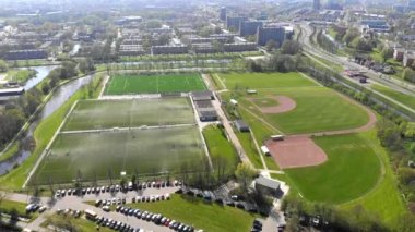 Leeuwarden Hollanda'da arena zemin Kalverdijkje üzerinde Uçan