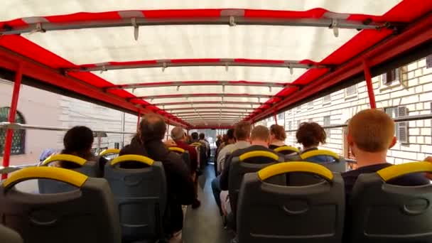 Rom. Italien. 21 maj 2019 en grupp turister i en turist dubbeldäckarebuss, med tanke på staden Rom i Italien — Stockvideo