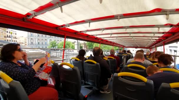 Rom. Italien. 21 maj 2019 en grupp turister i en turist dubbeldäckarebuss, med tanke på staden Rom i Italien — Stockvideo