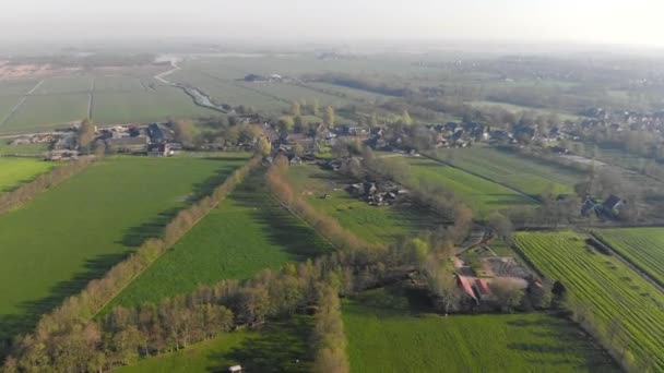 Luftaufnahme kleines schönes Dorf in Holland. fliegen über die Dächer von Häusern und Straßen eines kleinen Dorfes in Holland. — Stockvideo