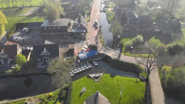 オランダの小さな村の空中小さなボートステーション。移動チャネルのためのボートの駅. — ストック動画