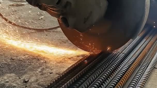 El primer plano del búlgaro corta metal en cámara lenta. Las chispas salen de debajo de la rueda de la amoladora en cámara lenta 960fps — Vídeos de Stock