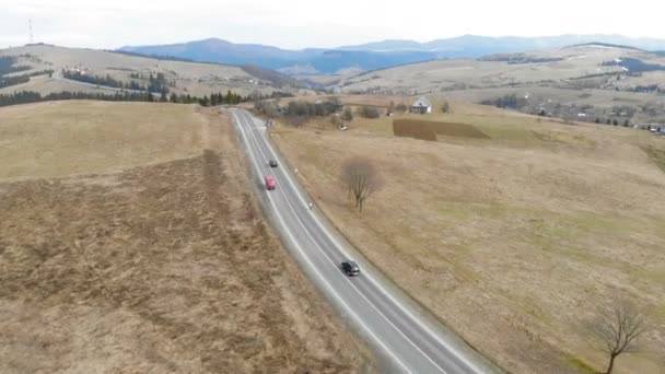 Voitures se déplaçant sur la route en montagne — Video