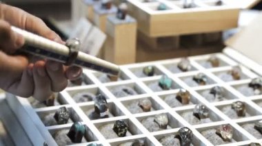 Kuyumcu bir ölçüm sopa kullanarak, değerli taşların halkaları boyutunu ölçer.