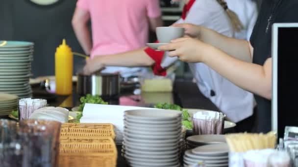 Zbliżenie kobiet ręce oddać kawę w barze kelnerów — Wideo stockowe