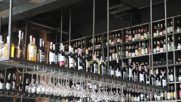 Ukraina. Lviv 01.08.2019: samling av viner på hyllorna. Vinflaskor på hyllan i Wine Store. — Stockvideo