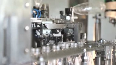 Plastik beyaz şişelerde otomatik su şişeleme hattı. Plastik şişeler çizgiye gönderilir.