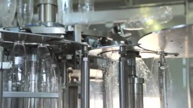 Plastik beyaz şişelerde otomatik su şişeleme hattı. Plastik şişeler çizgiye gönderilir.