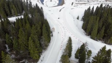 Havadan görünüm Biatlon. Yerel yarışmalara katılan sporcular. Dağlarda sporcuların mesafe grubunun geçişi.