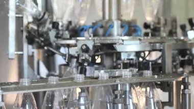 Maden suyu üretimi için bitki. Plastik beyaz su şişeleme