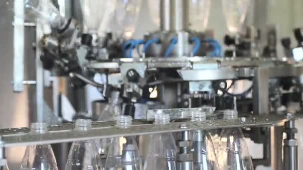 Plant voor de productie van mineraalwater. Water bottelen in kunststof wit — Stockvideo