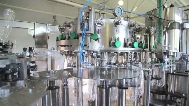 Завод по производству минеральной воды. Бутылка воды в пластиковом белом — стоковое видео