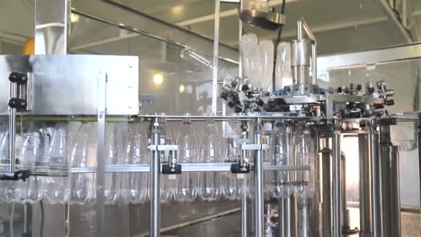 Plant voor de productie van mineraalwater. Water bottelen in kunststof wit — Stockvideo