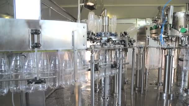 Impianto per la produzione di acqua minerale. Imbottigliamento acqua in plastica bianca — Video Stock
