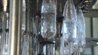 Otomatik su hattı üzerinde plastik kaplara su dökme yakın çekim