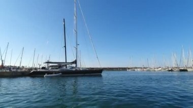 Marina Valencia'daki İspanyol Tekneleri. Bir zevk teknesi limanda yatların görünümü. İspanya'da yat kulübü